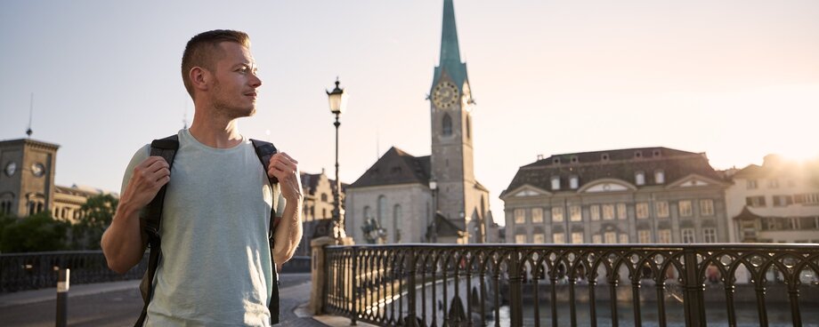 Teilnehmer eines Integrationsangebots in der Schweiz auf dem Weg zu Bildung, Orientierung und gesellschaftlicher Integration.