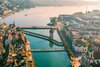 Atemberaubende Luftansicht von Luzern mit Kapellbrücke, Wasserturm und Vierwaldstättersee bei Sonnenuntergang