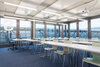 Schulzimmer an der Benedict Schule/BVS Business-School Luzern bereit für den Unterricht, ausgestattet mit Projektionstechnik und Blick auf die Stadt.