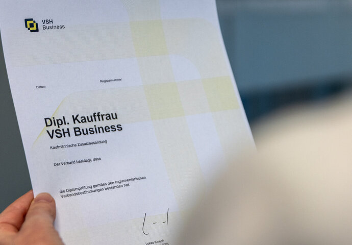 Hand mit Handelsdiplom VSH Business.