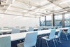 Hell erleuchteter Seminarraum in der Benedict Schule und BVS Business-School Luzern, ausgestattet mit Schreibtafeln und Blick auf die Umgebung.
