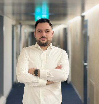 Der Dozent Mubekir Redzepi steht in einem Klassenzimmer der Benedict Schule in Luzern. Er unterrichtet dort Informatik.