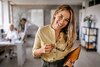 Strahlende Studentin im BA Business Administration Fast Track Programm der BVS/BBS Business School