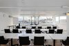 Gut beleuchtetes, geräumiges Klassenzimmer der Benedict/BBS Schule St. Gallen mit moderner Ausstattung und Blick auf die Altstadt.