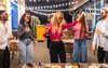 Menschen feiern im Freien eine Party