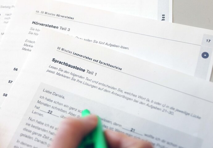 Close-up einer Prüfung zum telc-Deutschzertifikat.